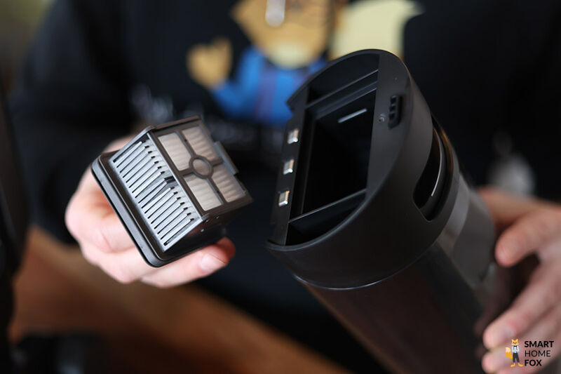Dreame H12 Pro Filter wird aus Gerät genommen